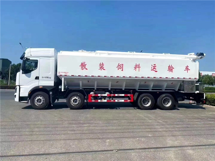 柳汽乘龙小三轴饲料车 畜牧渔业饲料销售的理想选择